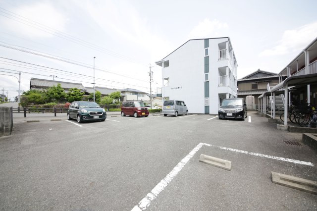 エルディム横川Ⅱの駐車場