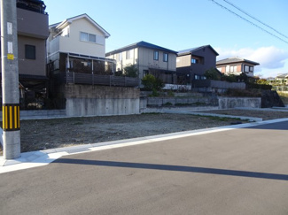 【前面道路含む現地写真】 | 川西市清和台東2丁目　33号地　建築条件無土地 | 外観もきれいです