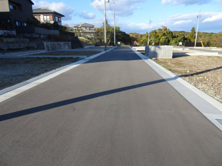 【前面道路含む現地写真】 | 川西市清和台東2丁目　33号地　建築条件無土地