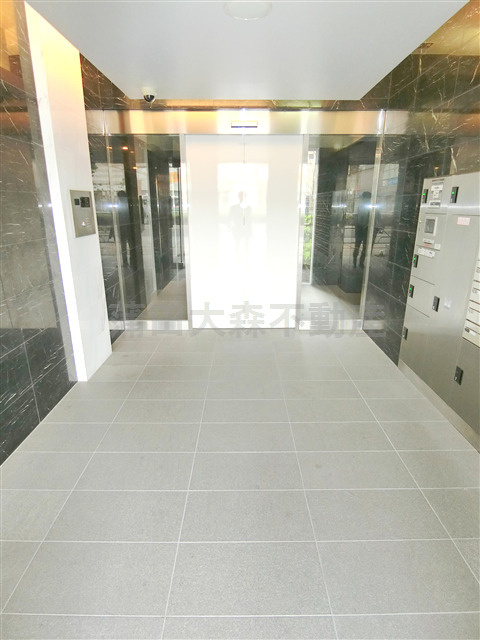 XEBECジーベック糀谷のエントランス|防犯カメラ　TVモニター付オートロック　宅配BOX　