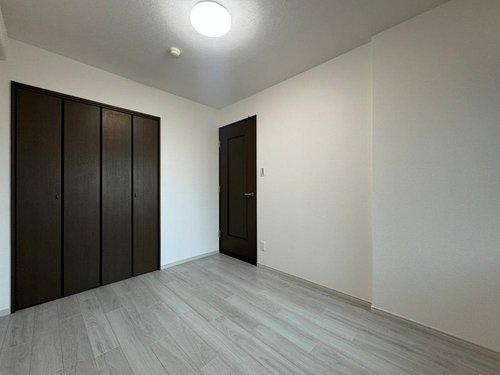 グラン・コート南仙台第2の内装|大きなクローゼット付きの洋室◎衣類も小物もたっぷりと収納出来るので、お部屋のスペースをより広くお使いいただけます♪