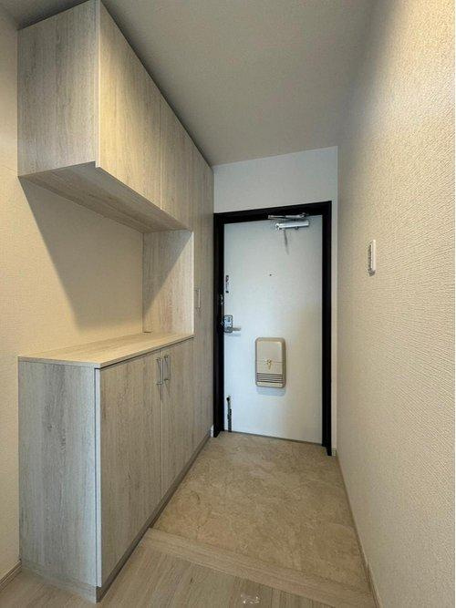 グラン・コート南仙台第2の玄関|コの字型のシューズボックスを配置した玄関は、たくさんの靴を収納可能◎