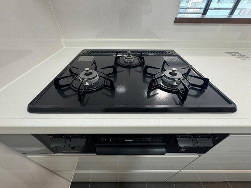 グラン・コート南仙台第2のキッチン|同時調理が可能でお料理効率が高まる3口コンロ♪