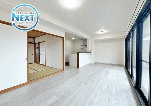 グラン・コート南仙台第2の居間・リビング|大きな窓で昼間も明るいリビングは白を基調にした内装で更に開放感を感じる空間に♪