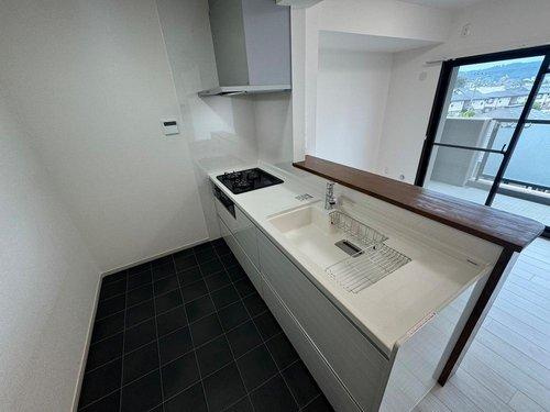 グラン・コート南仙台第2のキッチン|お料理中のニオイが気になりにくいハイパワーのレンジフードを採用◎平型で圧迫感を感じにくいのも人気のポイント♪