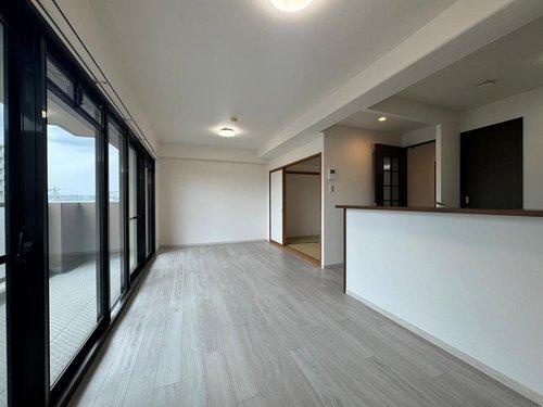 グラン・コート南仙台第2の居間・リビング|広々としたリビング♪陽当たりが良く爽やかな風が通り抜ける住空間は、ずっと居たくなるような心地よさ◎