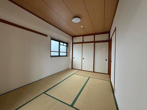 グラン・コート南仙台第2の内装|和の雰囲気を活かした和室♪奥行きと高さのある押し入れ収納付きで、シーズンオフの布団もスッキリ仕舞える◎