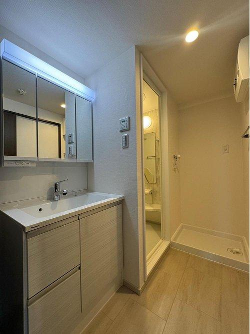 グラン・コート南仙台第2の洗面所|ナチュラルカラーをセレクトした洗面化粧台♪鏡の裏側に収納スペースを備えた三面鏡仕様◎