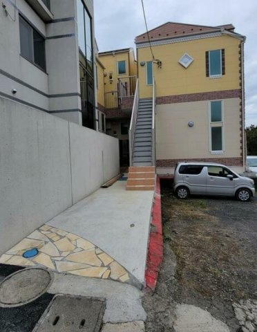 川崎市多摩区東三田２丁目のアパートのエントランス