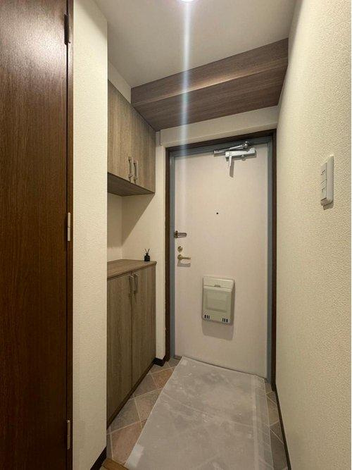 セザール一高南102の玄関|玄関にはたくさんの靴を収納可能な収納スペースを用意♪仕舞うものの大きさに合わせてスペースを変化出来る可動式棚♪