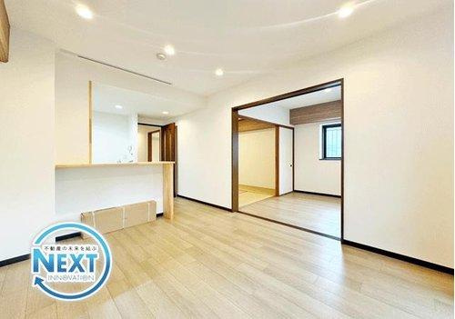 セザール一高南102の居間・リビング|対面式に設置したキッチンはLDとの一体感を高めたナチュラルなデザイン♪毎日のお料理がもっと楽しくなりそうです♪