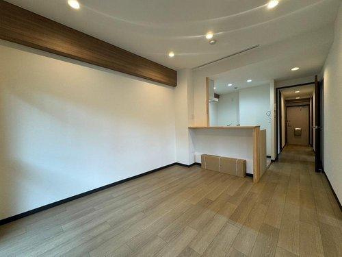 セザール一高南102の居間・リビング|大きな窓からたっぷりと陽光が降り注ぐ明るく開放的なリビング♪視界が外まで広がり、実際の面積以上にゆとりを体感◎