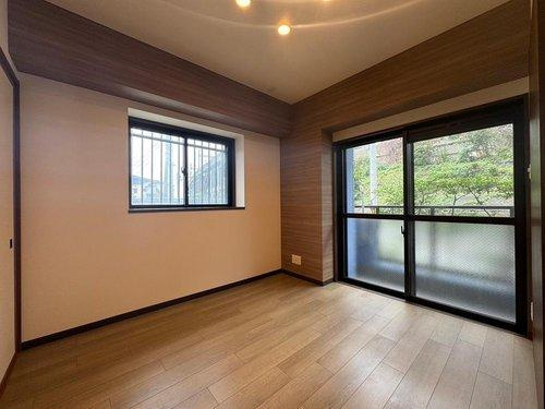 セザール一高南102の内装|大きな窓から陽光が降り注ぎ、お部屋の隅々まで明るく照らす◎住空間を快適に整え、一人時間も楽しむ暮らし♪