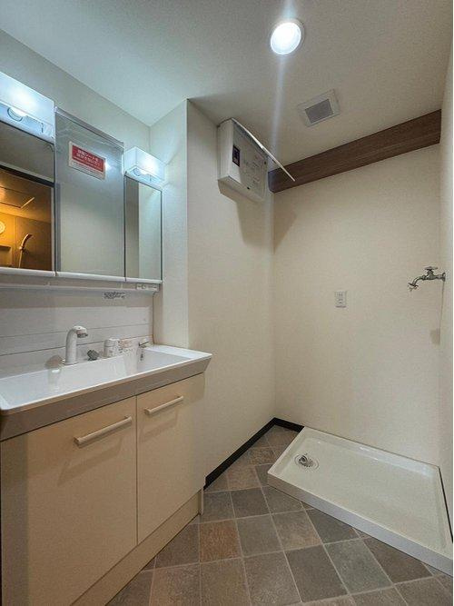 セザール一高南102の洗面所|ナチュラルカラーをセレクトした洗面化粧台♪鏡の裏側に収納スペースを備えた三面鏡仕様◎