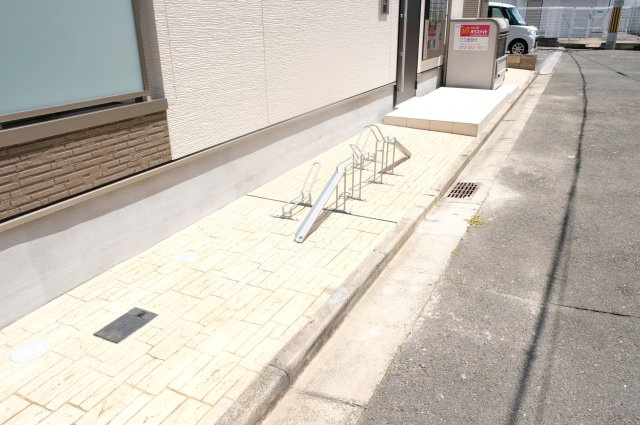 【駐車場】 | Tre Court 東大阪 | 駐車場に車を止められます