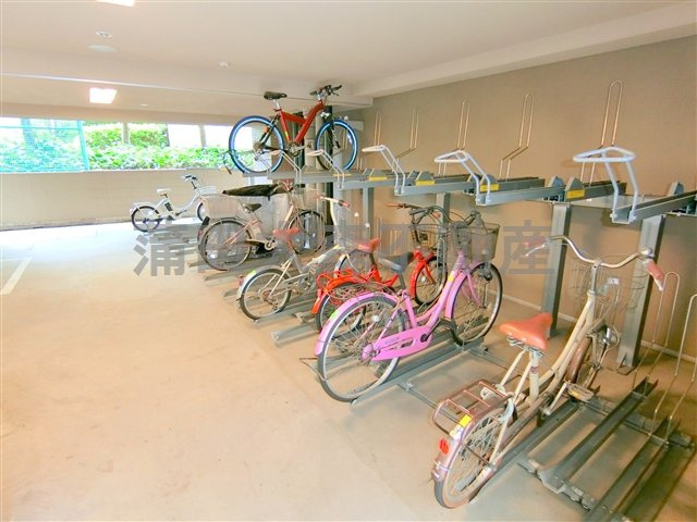 コンシェリア蒲田のその他共用部分|屋根付きラック式の駐輪場