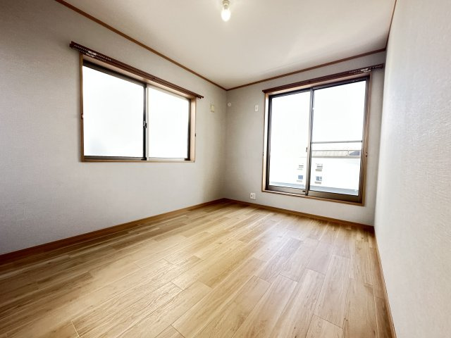 【洋室】 | 志木市上宗岡4丁目　中古一戸建住宅　(志木本店) | 清潔感があり、温かみのあるお部屋で、ゆったりとした生活をお楽しみいただけます。