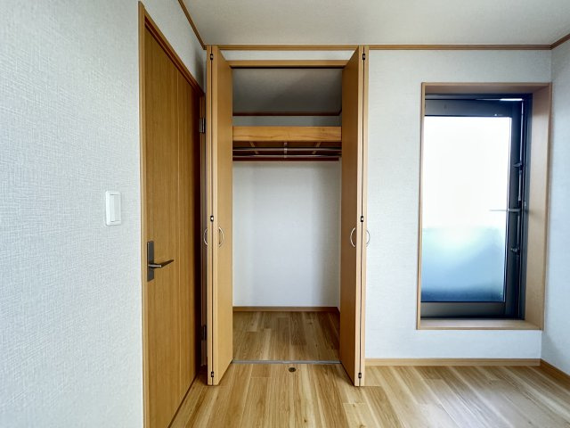 【収納】 | 志木市上宗岡4丁目　中古一戸建住宅　(志木本店) | 整理整頓がしやすく、クローゼット内のスペースも無駄なく活用できるので、生活がより快適に。大量の衣類や日用品を収納したい方にもぴったりです！