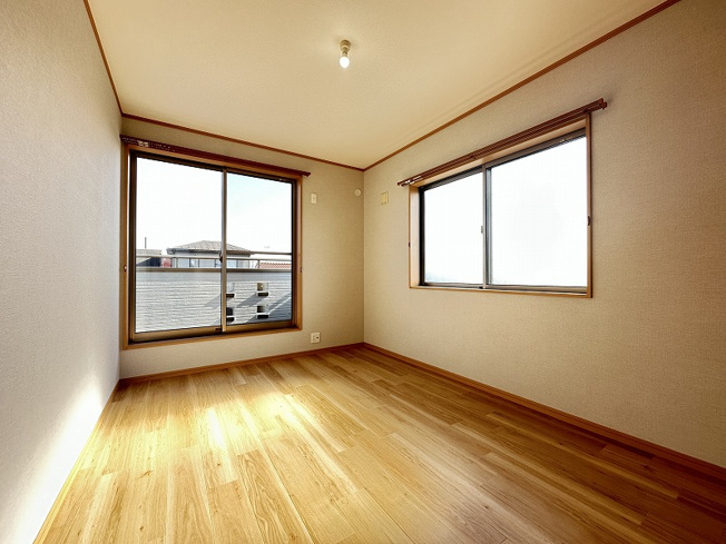 【洋室】 | 志木市上宗岡4丁目　中古一戸建住宅　(志木本店) | シンプルでスタイリッシュなデザインが、どんなインテリアにもぴったりマッチします！