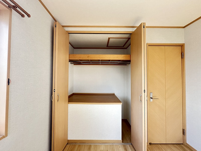 【収納】 | 志木市上宗岡4丁目　中古一戸建住宅　(志木本店) | 壁紙のデザインもシンプルで落ち着きがあり、どんな家具やインテリアにも合わせやすいです。