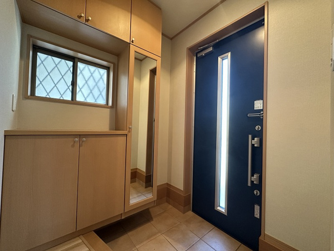 【玄関】 | 志木市上宗岡4丁目　中古一戸建住宅　(志木本店) | お出かけ前にさっとチェックできる大きな鏡があり、身だしなみも確認しやすいです。