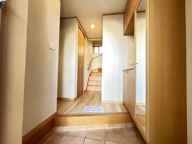 【玄関】 | 志木市上宗岡4丁目　中古一戸建住宅　(志木本店) | 新しいフローリングが施され、玄関がより上品で清潔感のある印象に変わりました。