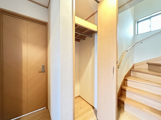 【玄関】 | 志木市上宗岡4丁目　中古一戸建住宅　(志木本店) | 靴やコート、バッグなどをすっきり収納できます。