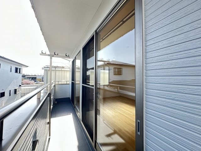 【バルコニー】 | 志木市上宗岡4丁目　中古一戸建住宅　(志木本店) | 新しい塗装が施され、外観が一新されました。