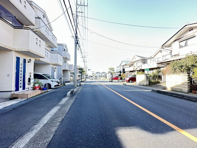 【前面道路含む現地写真】 | 志木市上宗岡4丁目　中古一戸建住宅　(志木本店) | 公道に面しているため、周囲の視界も開けており、安心して暮らせる環境です。