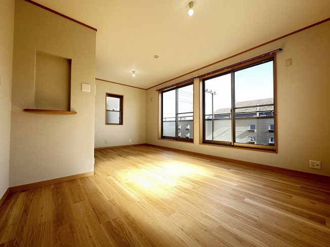 【居間・リビング】 | 志木市上宗岡4丁目　中古一戸建住宅　(志木本店) | クロス張替え済みです！お部屋の雰囲気が一新され、明るく清潔感のある空間に生まれ変わっています。