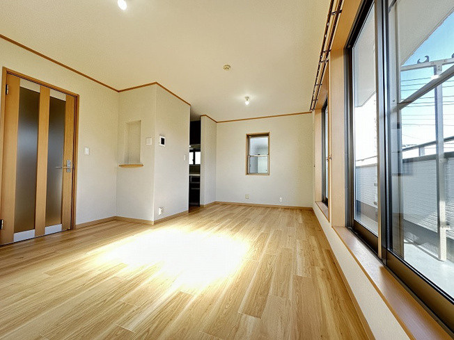 【居間・リビング】 | 志木市上宗岡4丁目　中古一戸建住宅　(志木本店) | 床上張り済みです！新しいフローリングが施され、足元から快適さを感じていただけます。