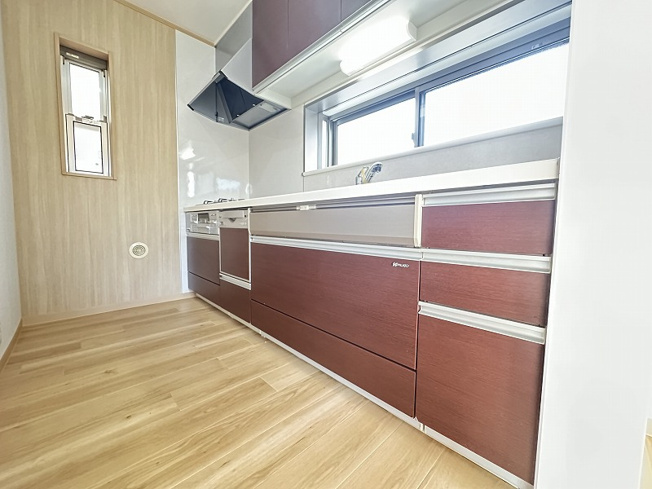 【キッチン】 | 志木市上宗岡4丁目　中古一戸建住宅　(志木本店) | 清潔で明るい床材が、お部屋全体の雰囲気を一層引き立て、居心地の良い空間を提供します。