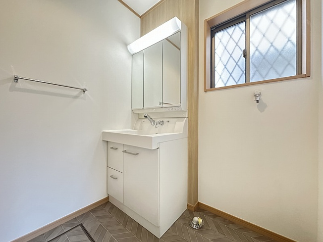 【独立洗面台】 | 志木市上宗岡4丁目　中古一戸建住宅　(志木本店) | 洗面所のフローリングシート上張りが完了した物件です！見た目も美しく、さらにお手入れがしやすくなっています。