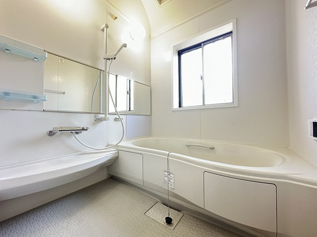 【浴室】 | 志木市上宗岡4丁目　中古一戸建住宅　(志木本店) | 浴室リフォーム済みで、快適なバスタイムが楽しめます！新しく交換された鏡とヘッドホースで、より便利で使いやすくなりました。
