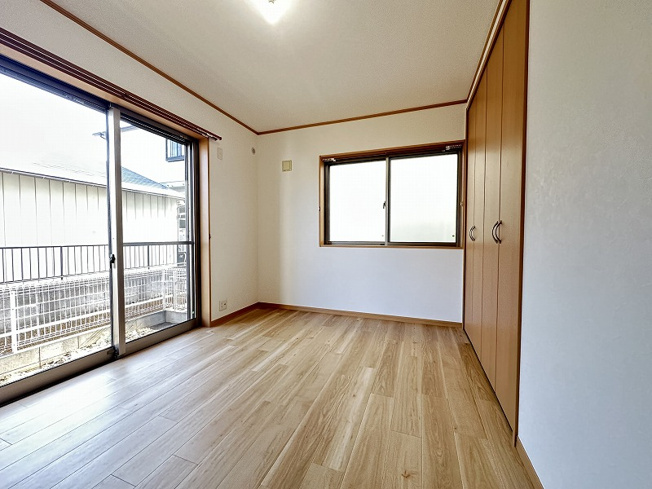 【洋室】 | 志木市上宗岡4丁目　中古一戸建住宅　(志木本店) | 新しいフローリングが施され、より快適で洗練された空間に生まれ変わりました。