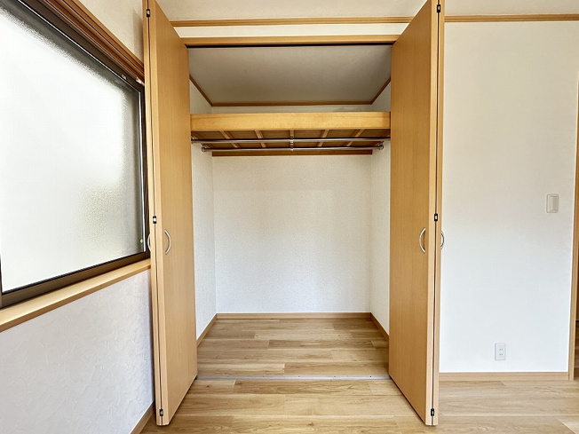 【収納】 | 志木市上宗岡4丁目　中古一戸建住宅　(志木本店) | 収納スペースが広く、洋服や荷物をたっぷり収納できるため、お部屋をすっきりと保つことができます。