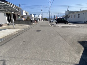 中古戸建の前面道路含む現地写真