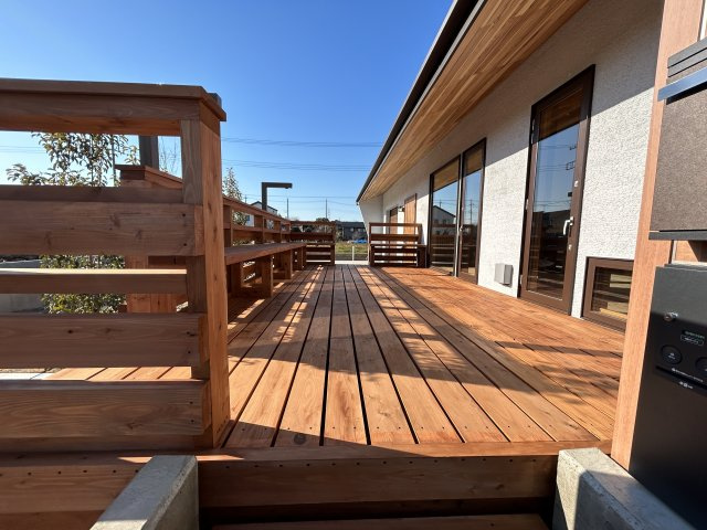 木田余東台1丁目　ガレージ付き住宅の外観|大きなウッドデッキ　お天気の良い日に大きなウッドデッキで過ごすのも気持ちよさそうです