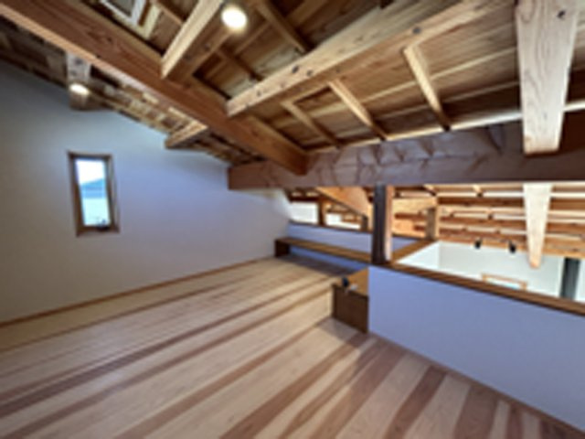 木田余東台1丁目　ガレージ付き住宅の内装|カウンターのついたロフトは様々な用途に使えるスペースです