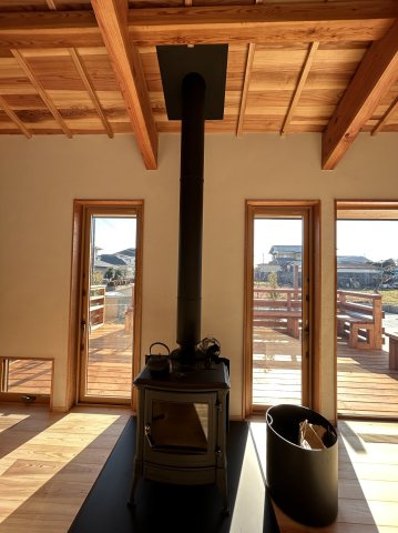 木田余東台1丁目　ガレージ付き住宅の居間・リビング|あたたかな薪ストーブで団欒できます