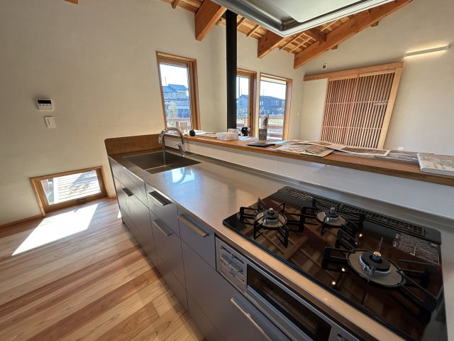 木田余東台1丁目　ガレージ付き住宅のキッチン|3口コンロ付きシステムキッチン