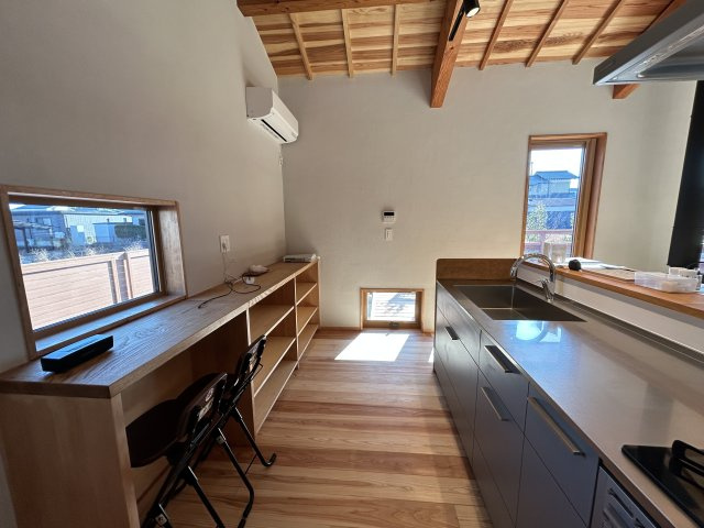 木田余東台1丁目　ガレージ付き住宅のキッチン|キッチン裏にはカウンタースペースを設置