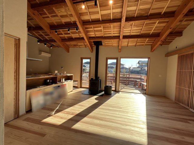 木田余東台1丁目　ガレージ付き住宅の居間・リビング|南向きで陽がたっぷり入る室内です