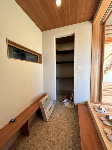 木田余東台1丁目　ガレージ付き住宅の玄関|並んで靴を履けるスペースがあります　来客時にもゆとりがあります