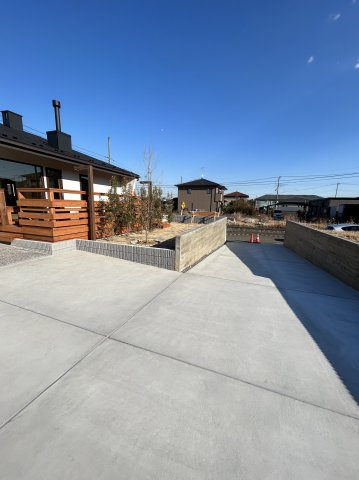 木田余東台1丁目　ガレージ付き住宅の駐車場|お車は複数台駐車可能です