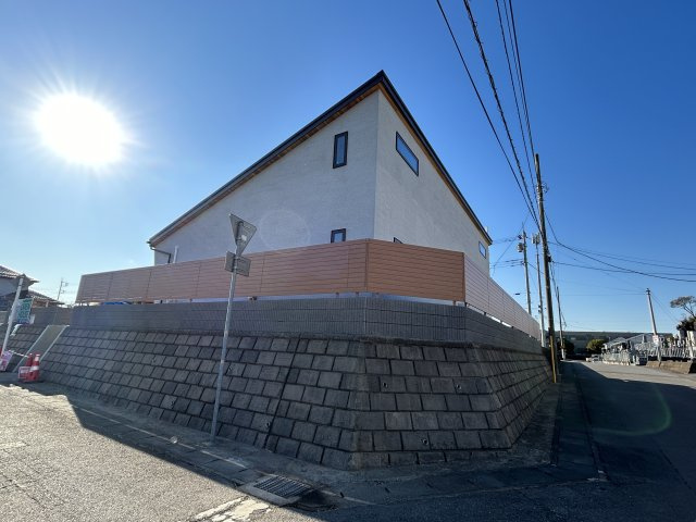 木田余東台1丁目　ガレージ付き住宅の外観|高台に位置しプライベート感があります