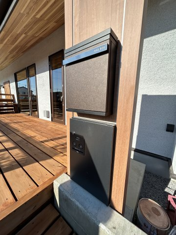木田余東台1丁目　ガレージ付き住宅の外観|不在時に荷物の受け取り可能な宅配ボックスを設置しています