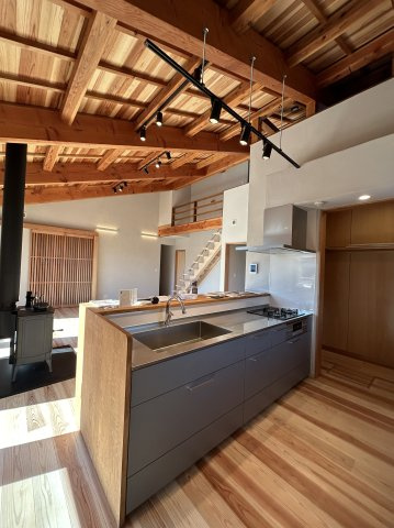 木田余東台1丁目　ガレージ付き住宅のキッチン|リビングを見渡せる対面式システムキッチン