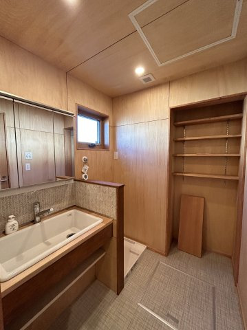 木田余東台1丁目　ガレージ付き住宅の洗面所|おしゃれな洗面脱衣室　収納もあります