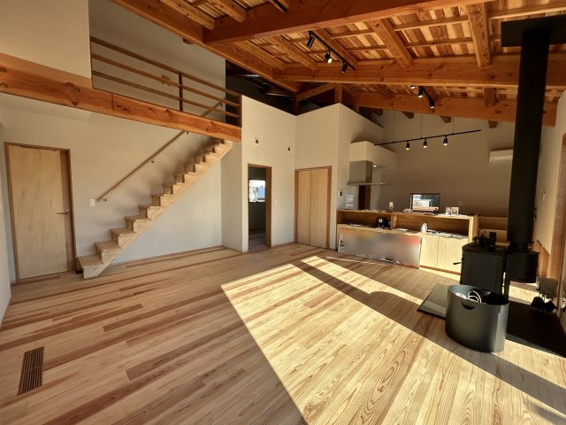 木田余東台1丁目　ガレージ付き住宅の内装|木のぬくもりを感じるあたたかな室内です